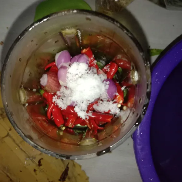 Masukkan cabe dan bawang ke dalam blender, lalu tambahkan garam