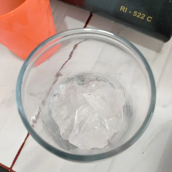 masukan es batu kedalam gelas saji