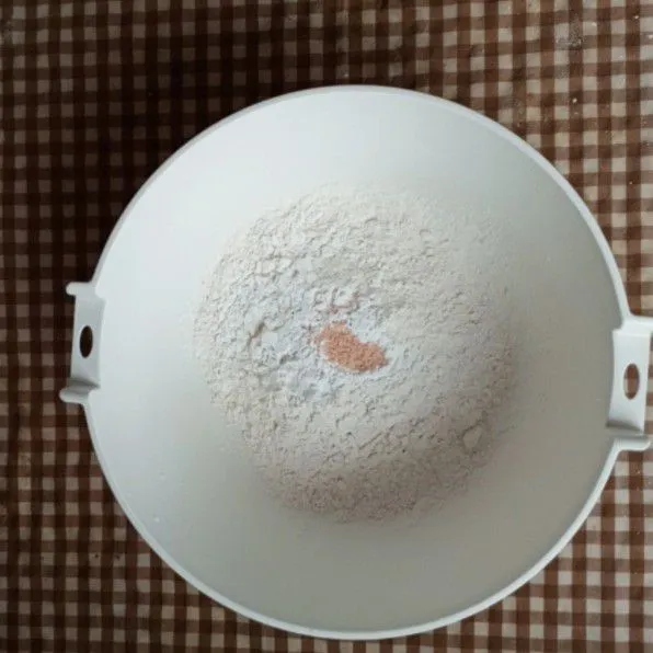 Buat adonan tepung dengan tepung terigu,tepung beras ,garam dan baking powder