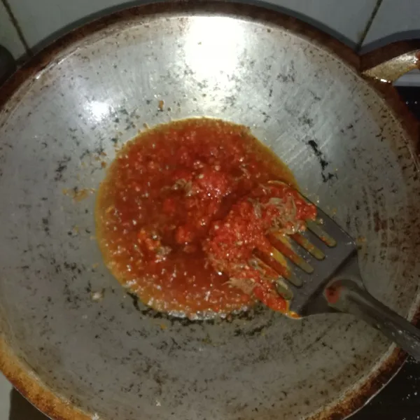 Panaskan minyak, masak cabe sampai setengah matang, lalu masukkan teri