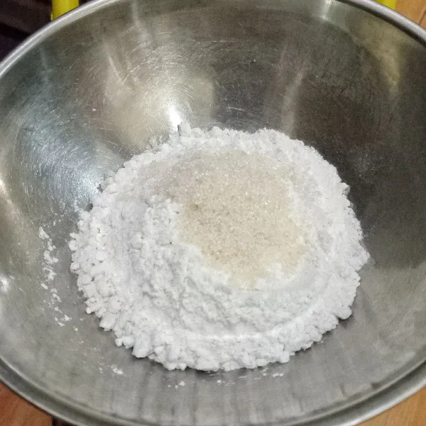 Campur dan aduk rata tepung terigu dan gula pasir.