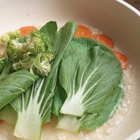 Setelah itu masukkan pakcoy dan brokoli.