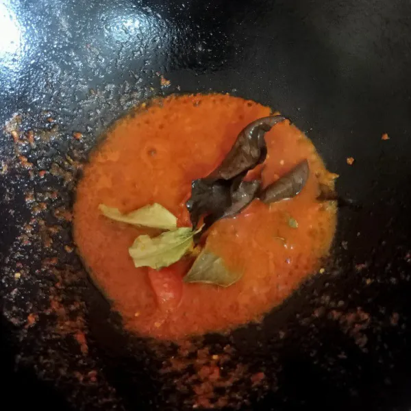 Tambahkan daun salam dan daun jeruk lalu masak hingga tidak bau langu