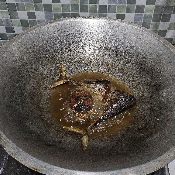 Lumuri ikan tongkol dengan garam dan jeruk nipis, diamkan 15 menit, kemudian goreng hingga sedikit garing.