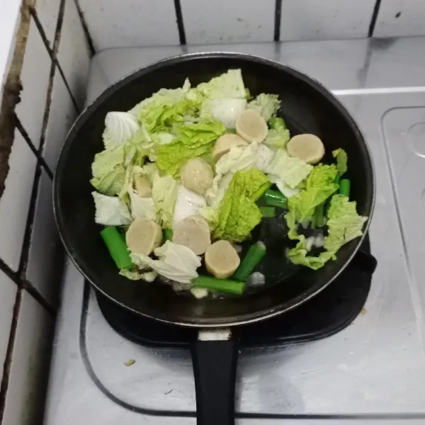 Tambahkan bakso tempe.