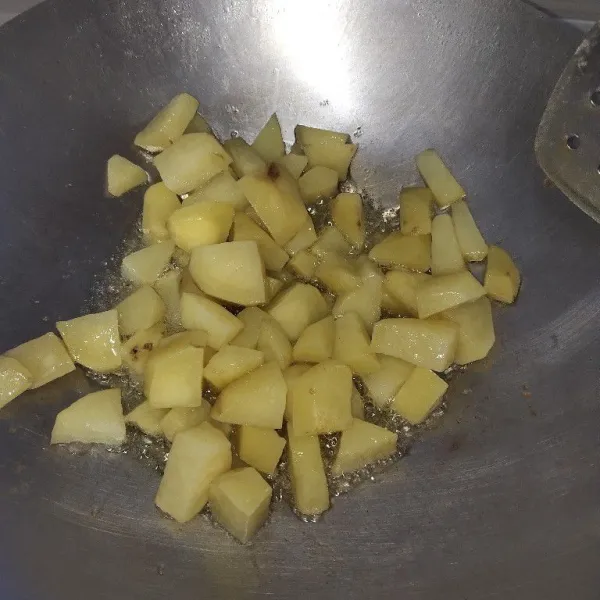 Goreng kentang setengah matang. Angkat.