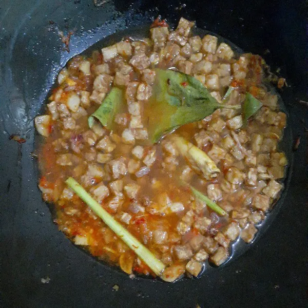 Tambahkan air, garam, gula jawa sisir, dan kaldu jamur bubuk. Masukkan tempenya sampai tempe terendam air.