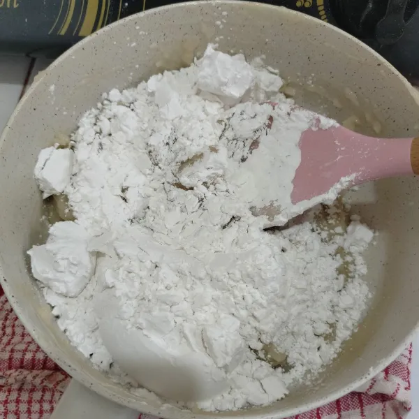 Tambahkan tepung tapioka, garam, kaldu bubuk, lada bubuk dan bawang putih bubuk aduk kembali hingga kalis.