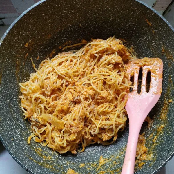 Masukan ayam cincang dan spaghetti, aduk merata siap disajikan dan taburi keju parut diatasnya.