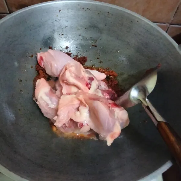 Masukkan ayam yang sudah di potong-potong dan di cuci bersih,aduk rata dan masak hingga berubah warna.