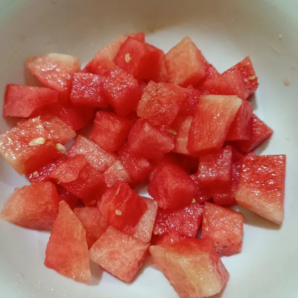 Potong dadu semangka, boleh klo mau di bulat-bulat atau dibentuk-bentuk lucu.