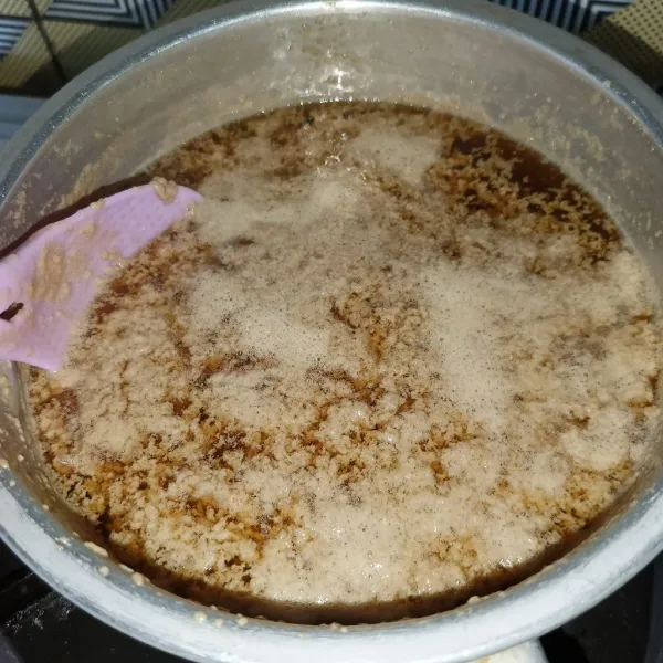 Masak dengan api sedang sampai sesekali diaduk perlahan sampai mendidih dan terbentuk lumut, matikan kompor dan biarkan sampai dingin/hangat.