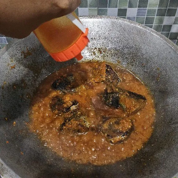 Kemudian masukkan saus tomat dan saus tiram.