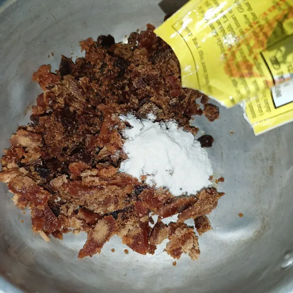 Campur bubuk agar-agar, gula aren, gula pasir dan garam.