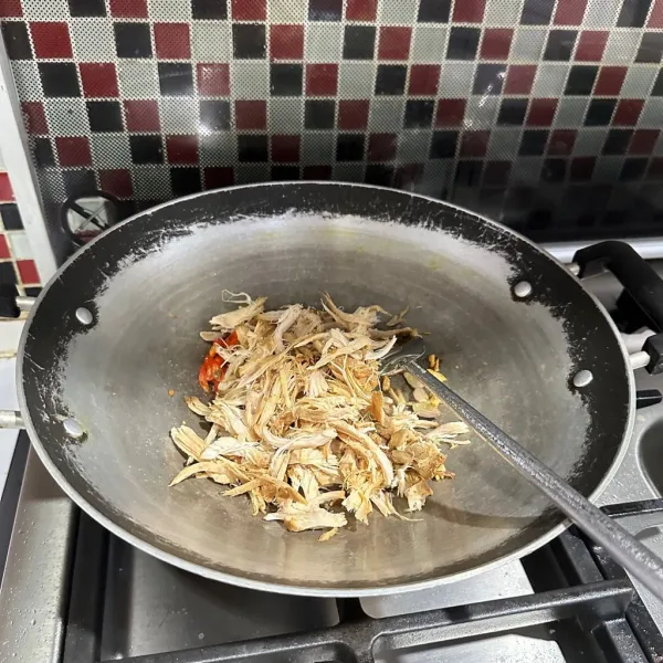 Masukkan suwiran ayam, lalu aduk-aduk.