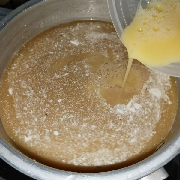 Tuang telur yang sudah dikocok lepas dan aduk rata.
