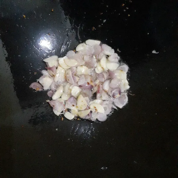 Tumis bawang merah dan bawah putih iris sampai layu dan harum.