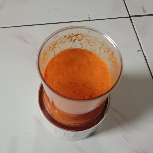 Haluskan bawang merah, bawang putih, cabe rawit, cabe keriting, jahe, kunyit, dan kemiri.