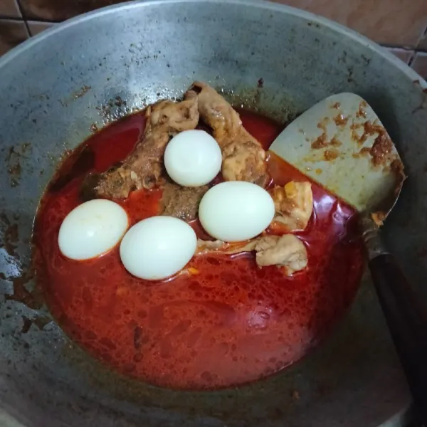 Setelah ayam empuk, masukkan telur yang sudah di rebus tadi.