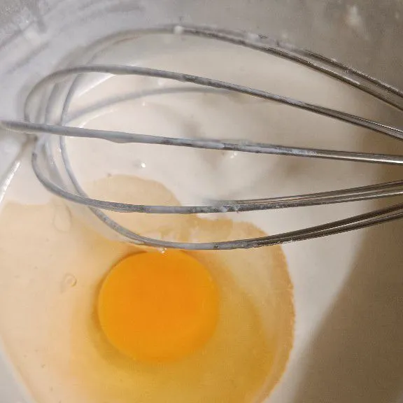 Masukkan tepung terigu, tepung tapioka, tepung beras, gula pasir, air, kocok/mixer hingga tercampur rata, lalu tambahkan telur baking powder, kocok/mixer kembali, diamkan adonan kurang lebih 1 jam.