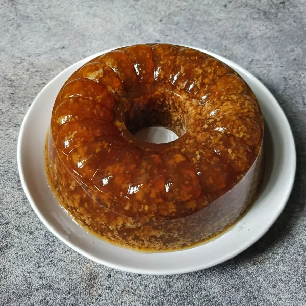Keluarkan dari cetakan dan potong-potong, siap disajikan.