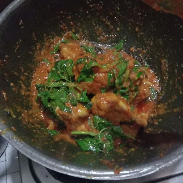 Koreksi rasa, lalu matikan kompor, ayam rica rica siap dihidangkan!