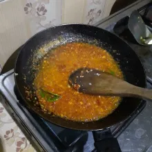 Tumis bumbu yang sudah diblender dengan daun jeruk hingga matang dan harum.