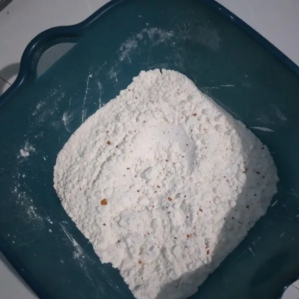 Campurkan tepung terigu, tapioka, maizena, baking powder, cabe bubuk, dan lada. Aduk merata.
