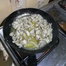 Tumis ayam dengan minyak secukupnya hingga matang dan berubah warna. Angkat dan sisihkan.