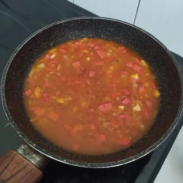 Masukan saus bolognese dan saus tomat. Tambahkan sedikit air .masak kembali hingga mengental