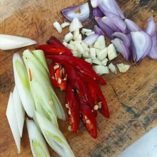 Siapkan bumbu iris.