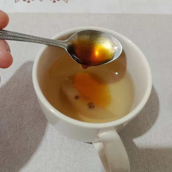 Lalu, angkat dan tuang ke dalam gelas. Tambahkan madu 1 sendok. Sajikan hangat!