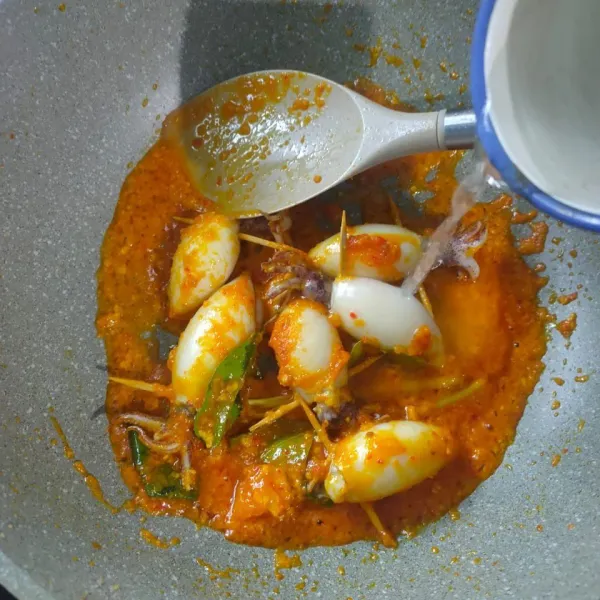 Tambahkan air. Masak sampai cumi matang. Angkat.