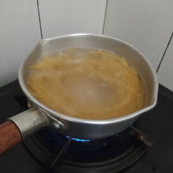 Rebus air tambahkan minyak goreng dan garam lalu masukan  spaghetti, masak setengah matang