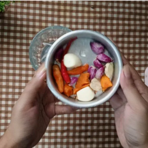 Siapkan bumbu untuk di haluskan