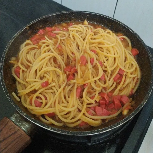 Masukan spaghetti lalu aduk rata