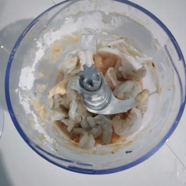 Masukkan udang, haluskan kembali.