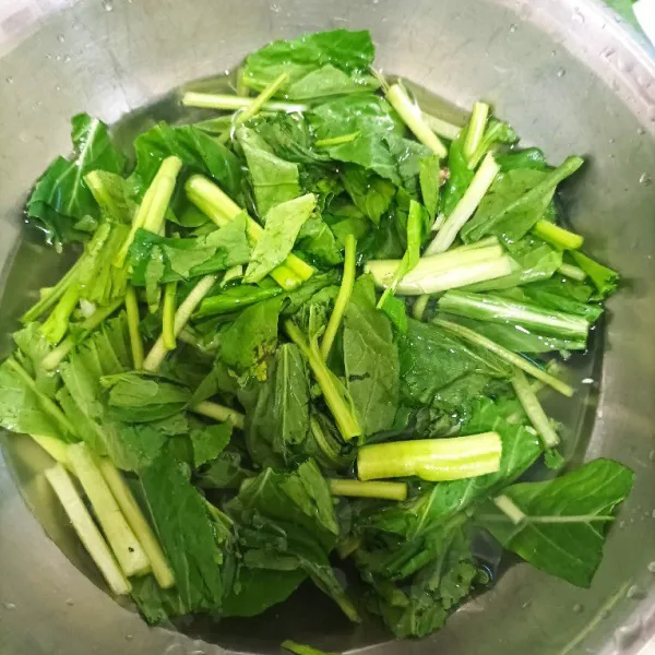 Potong-potong dan cuci bersih caisim.