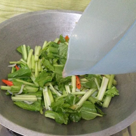 Masukkan caisim dan air.