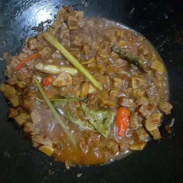 Masukkan kecap manisnya dan cabe rawit utuh, aduk dan masak sampai kuah asat. Koreksi rasa dan angkat. Sajikan!