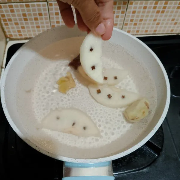 Masukkan ke air mendidih berisi kayu manis dan jahe.