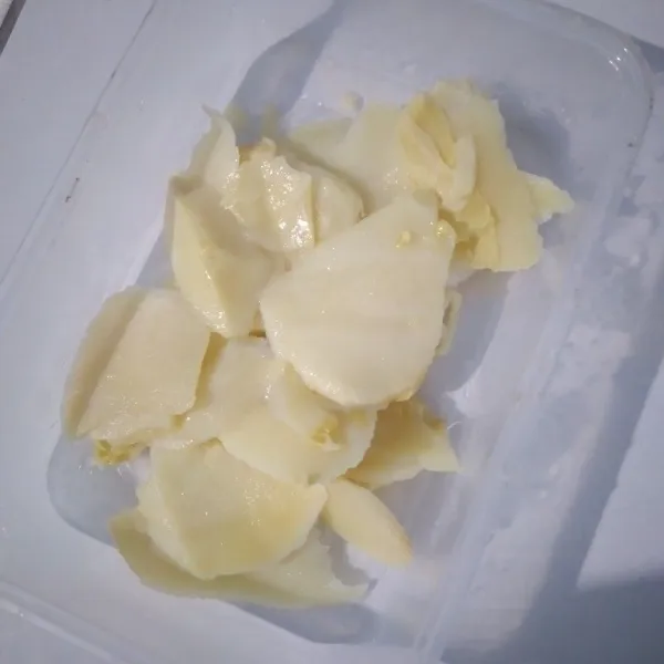 Cuci rebung, kemudian tiriskan.