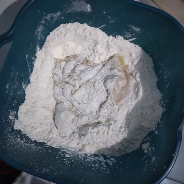 Masukkan daging ke dalam air biasa, gulingkan ke dalam adonan tepung kering. Lakukan sampai semua bahan habis sambil sesekali ditepuk agar tepung merata.