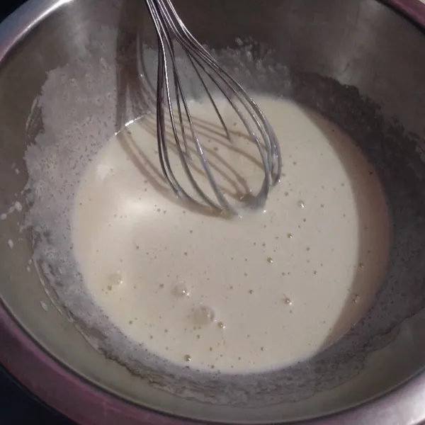 Campur telur, vanili dan gula pasir, kocok pake whisk sampai telur larut, agak pucat sedikit. Masukkan tape kocok rata.