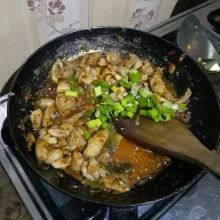 Masukkan ayam yang sudah matang. Aduk merata dengan bumbu. Beri taburan daun bawang, masak sebentar, lalu sajikan!