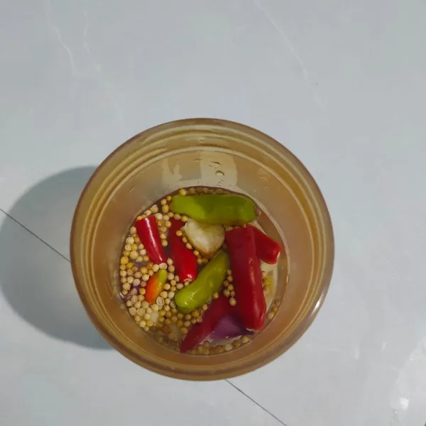 Haluskan bahan bumbu, kecuali daun salam, daun jeruk, dan serai.