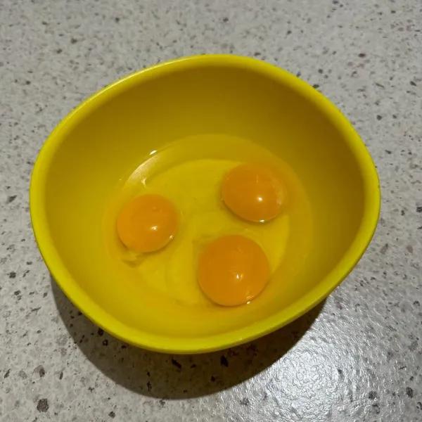 Siapkan telur, lalu kocok lepas.