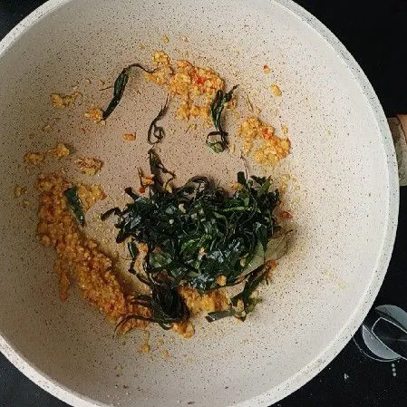 Tumis bumbu halus dibarengi dengan daun salam setelah harum masukkan daun mengkudu lalu aduk kembali