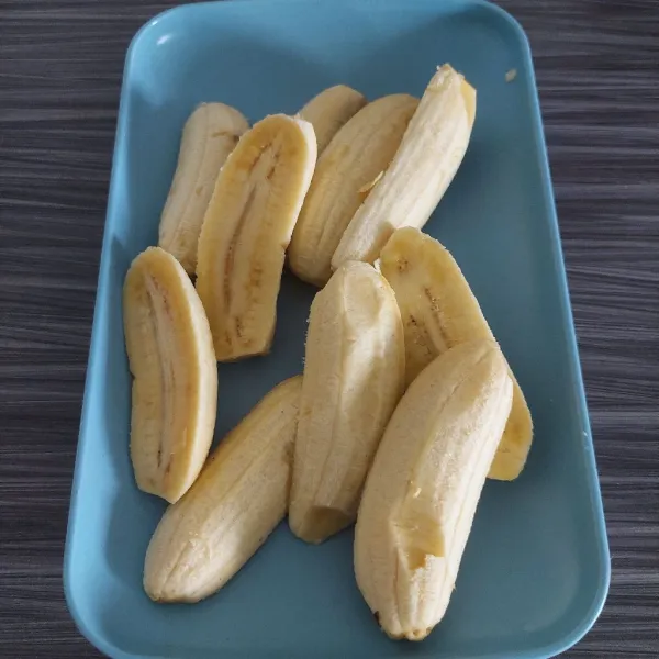 Belah 2 pisang secara horizontal.