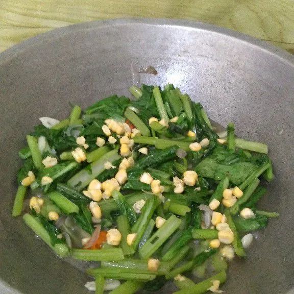 Masukkan jagung manis. Masak sebentar lalu angkat.